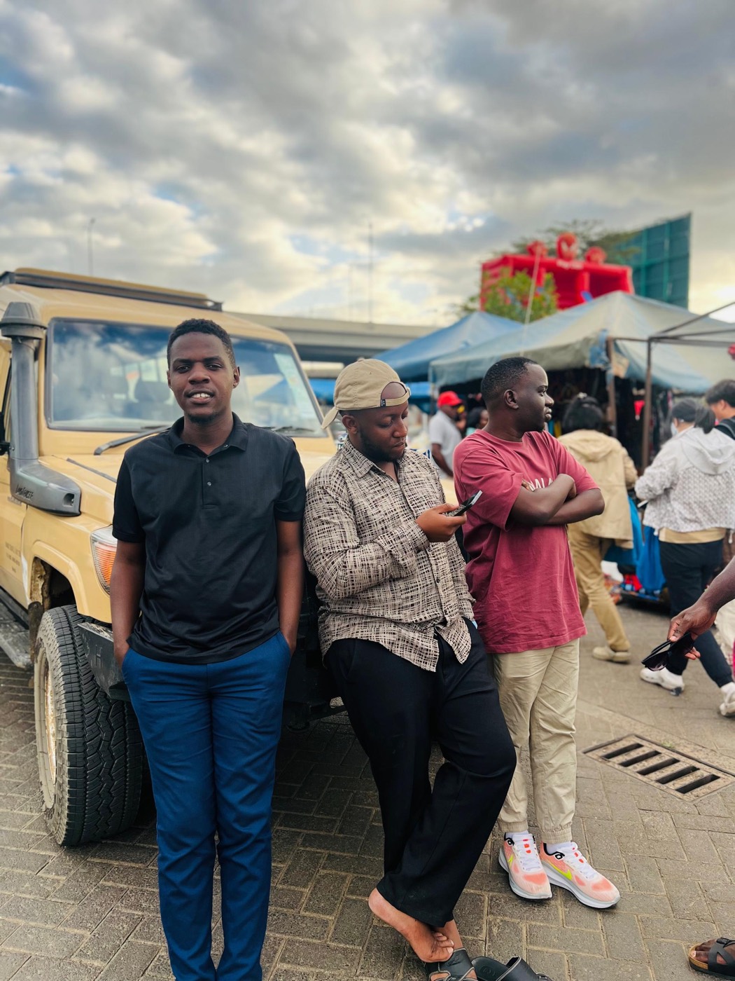Travelers with a safari Land Cruiser in Nairobi